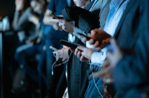 How Digital Echo Chambers Hijacked Political Discourse — And What That Means for Independent Voters